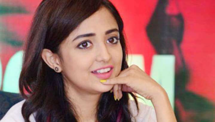 Monali Thakur Biography, Age, Height, Family, Boyfriend & More