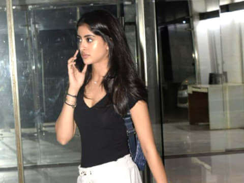 Navya Naveli Nanda snapped at Sanjay Kapoors house in Juhu 1