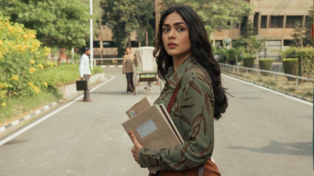 Mrunal Thakur Biography, Age, Height, Family, Boyfriend & More